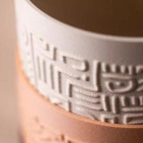 Maceta tribal hecha de madera reciclada y almidón de maíz (varios colores)